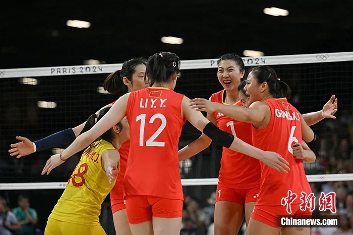 中国女排在巴黎奥运会小组赛以3-2逆转击败美国