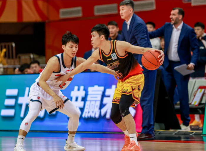 广东宏远内线短板引热议 记者建议换外援并重用