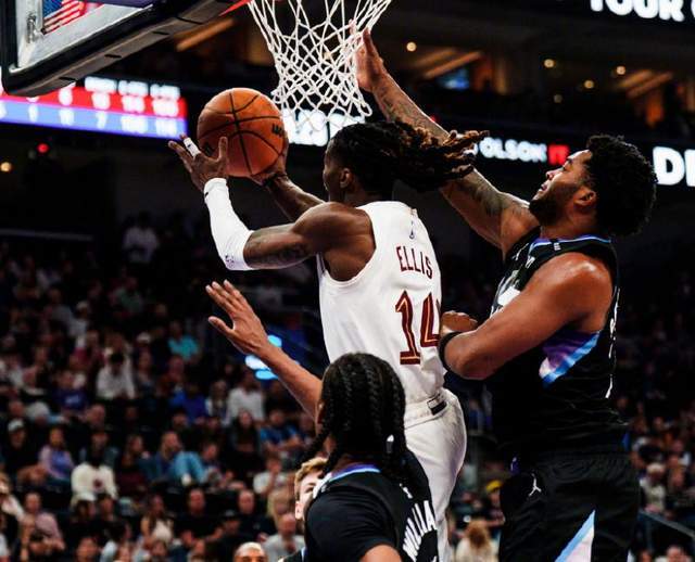 莫布里34+17助骑士力克爵士，排名战起关键一步