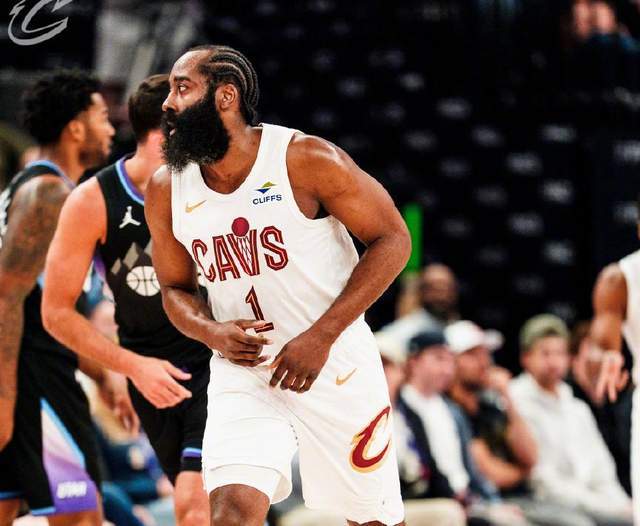 莫布里34+17助骑士力克爵士，排名战起关键一步