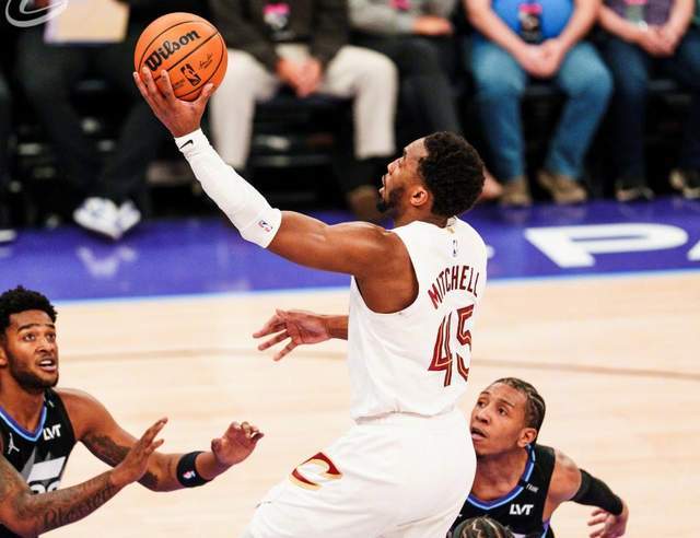 莫布里34+17助骑士力克爵士，排名战起关键一步