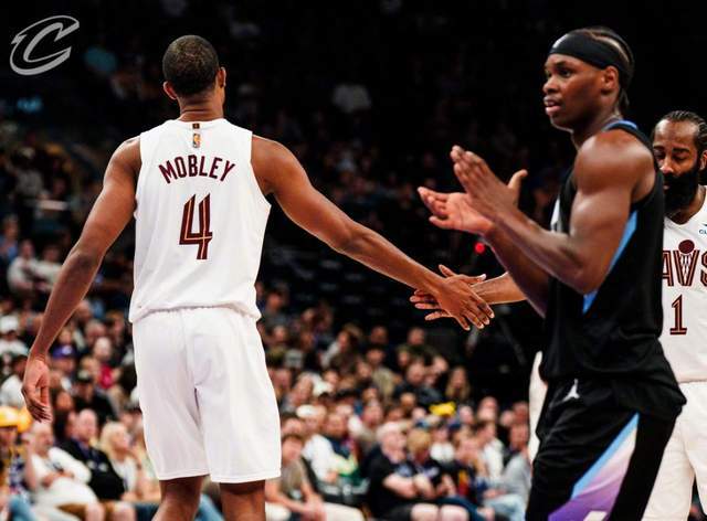 莫布里34+17助骑士力克爵士，排名战起关键一步