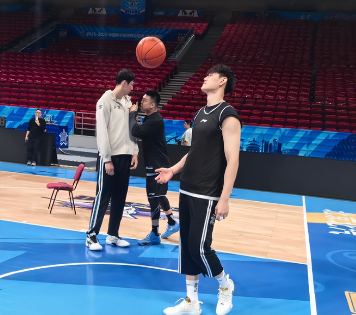 北京男篮收官战冲三关键战 曾凡博复出威廉姆斯