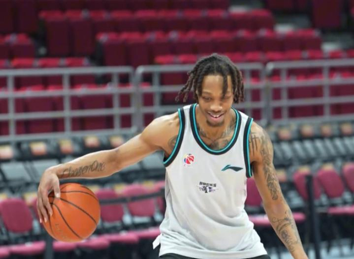 北京男篮收官战冲三关键战 曾凡博复出威廉姆斯