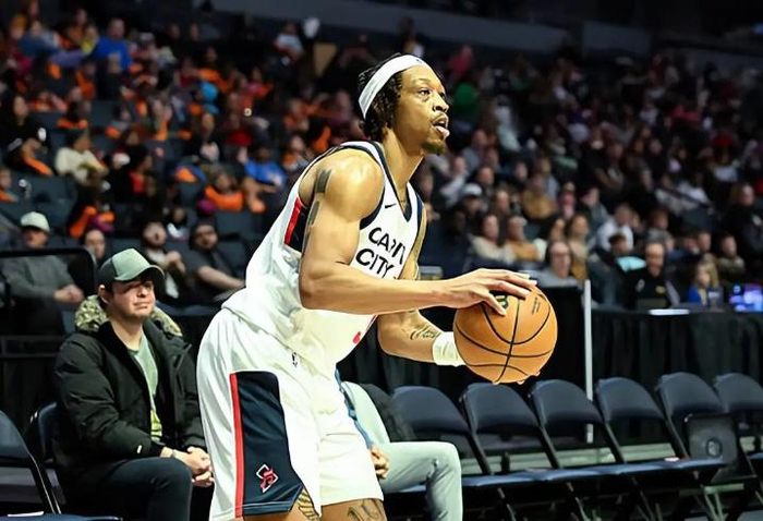 北京男篮收官战冲三关键战 曾凡博复出威廉姆斯